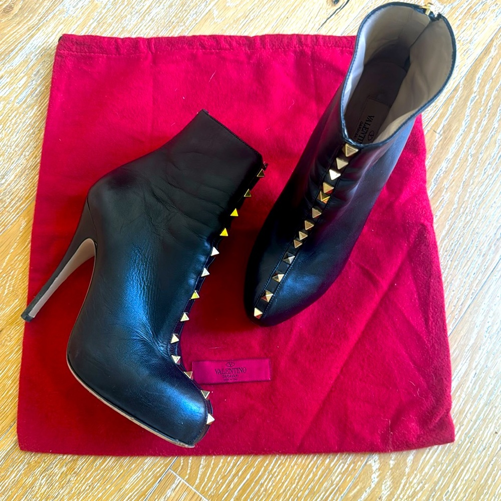 . Very minimal signs of wear. 4 inch heels with gold studs. Dust bag included.